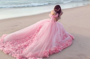 Платье розового цвета: повседневные и вечерние классические образы