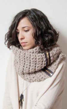 Женский шарф-снуд: как правильно надеть на шею или голову