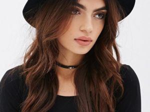 Женская черная шляпа: смелость и стиль