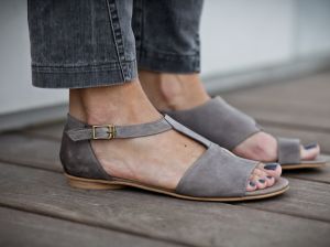Женские сандалии: как выбирать и с чем носить