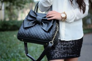 Черная сумка – идеальный атрибут женского гардероба