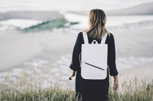 Белый рюкзак – стильный аксессуар для яркой модницы