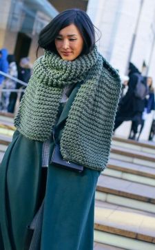 Вязаный шарф: уют и роскошь в женском образе