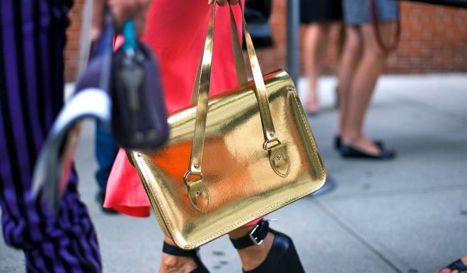 Модная золотая сумка – оригинальный и яркий аксессуар 2021 года