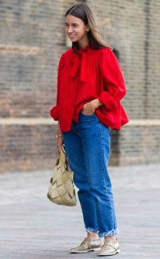 Красная блузка – смелый выбор уверенных женщин