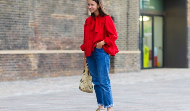 Красная блузка – смелый выбор уверенных женщин