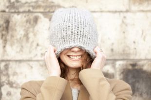 Серая шапка – незаменимый элемент женского гардероба