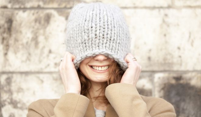Серая шапка – незаменимый элемент женского гардероба