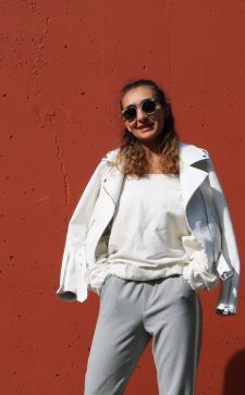 Лаконичные белые женские куртки – фавориты осенне-зимнего сезона
