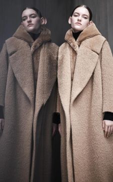 Пальто из альпаки – выразительная нотка в городском луке