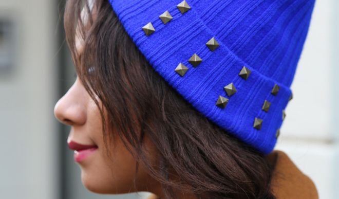 Синяя шапка: смело и стильно