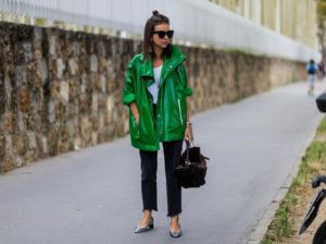 С чем носить зеленую куртку: в моде классический look и экстравагантный street style