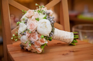 Запоминающийся свадебный букет невесты: тонкости выбора цветов