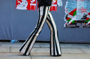 С чем носить женские брюки в полоску: модные образы для любой ситуации