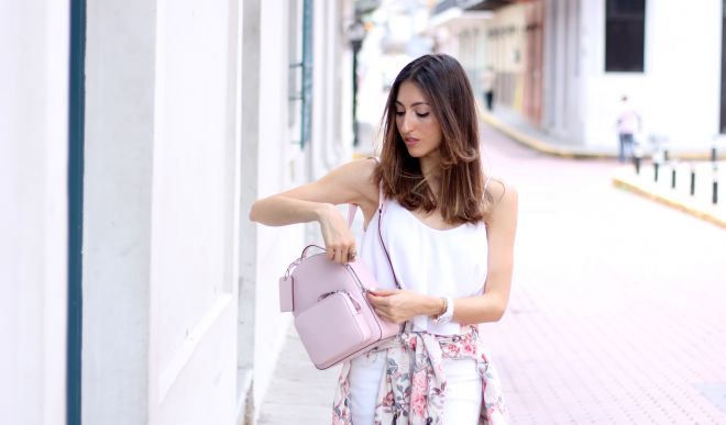 Как и с чем носить розовый рюкзак: модные советы