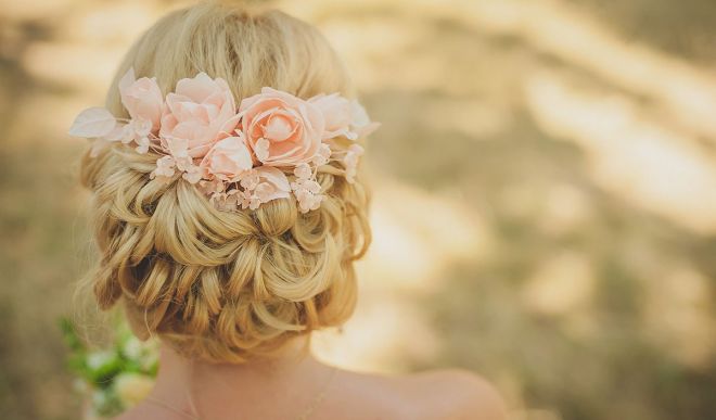 Свадебные прически с цветами: интересные и простые идеи