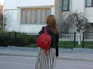 Красный рюкзак: яркий и харизматичный аксессуар в современном гардеробе