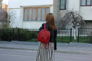 Красный рюкзак: яркий и харизматичный аксессуар в современном гардеробе