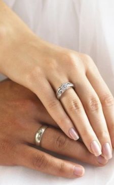 Известно ли невесте, на каком пальце носят помолвочное кольцо?