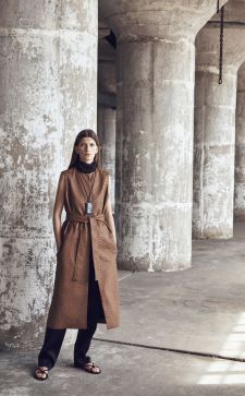 Женские кожаные жилеты: правила комбинирования и составления образов