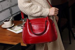 Красная женская сумка: с чем носить яркий аксессуар