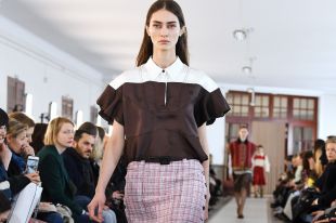 Блузки с коротким рукавом – стильный выбор городских модниц