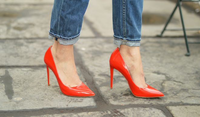 С чем носить красные туфли: яркие образы