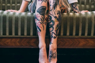 Татуировки на ноге у девушек: интересные эскизы в разных стилях