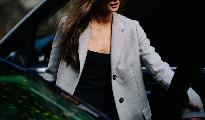 Универсальный и стильный серый пиджак: с чем носить и как выбирать?
