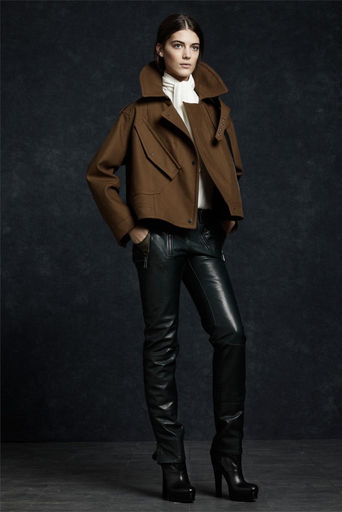 Женские кожаные брюки с пальто