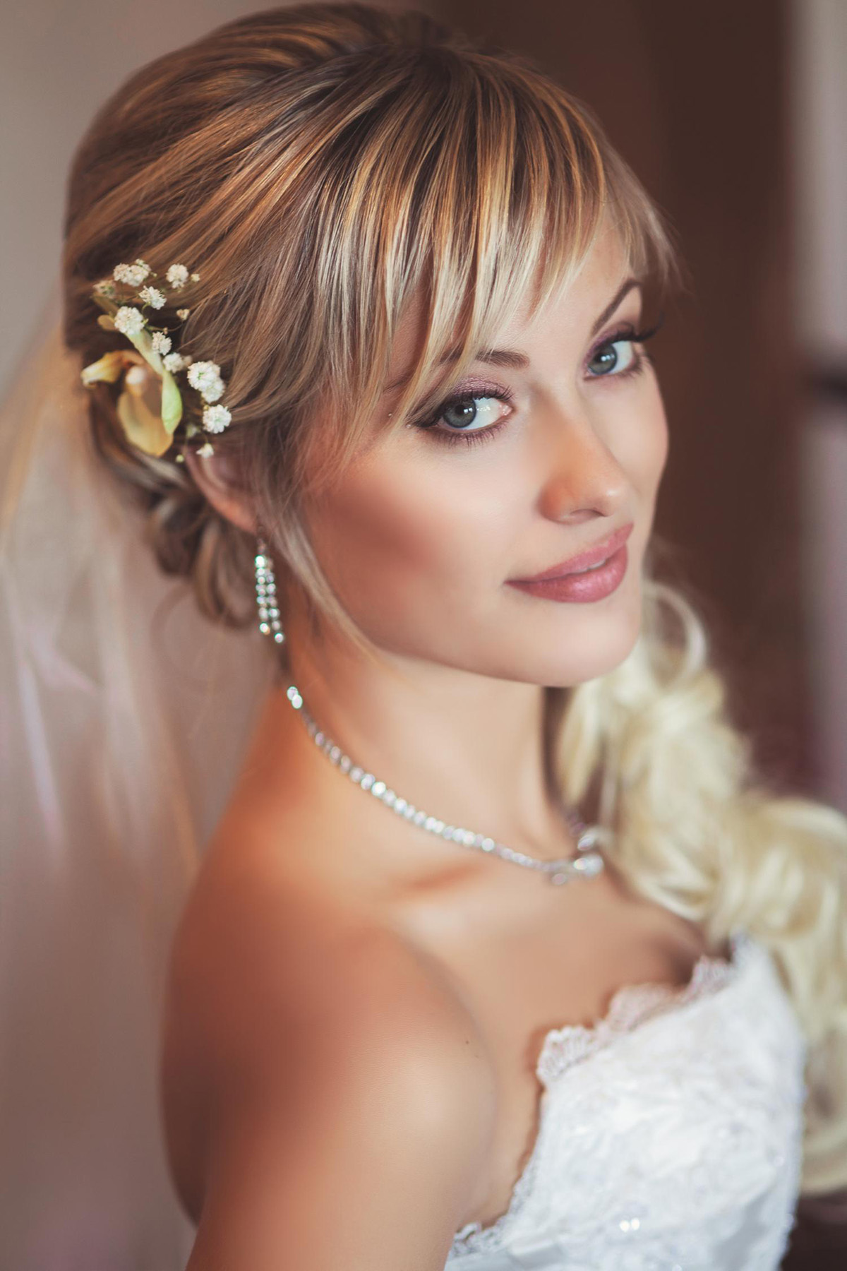 Свадебная прическа для невесты на средние волосы с ч