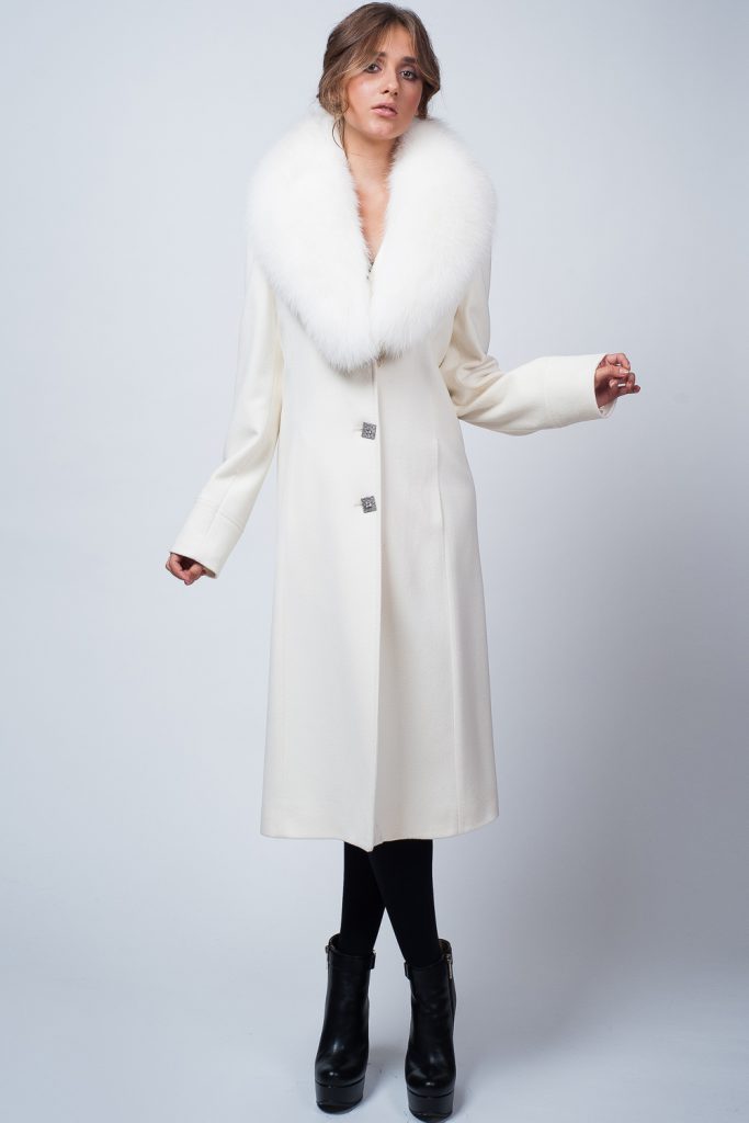 Белое пальто мехом