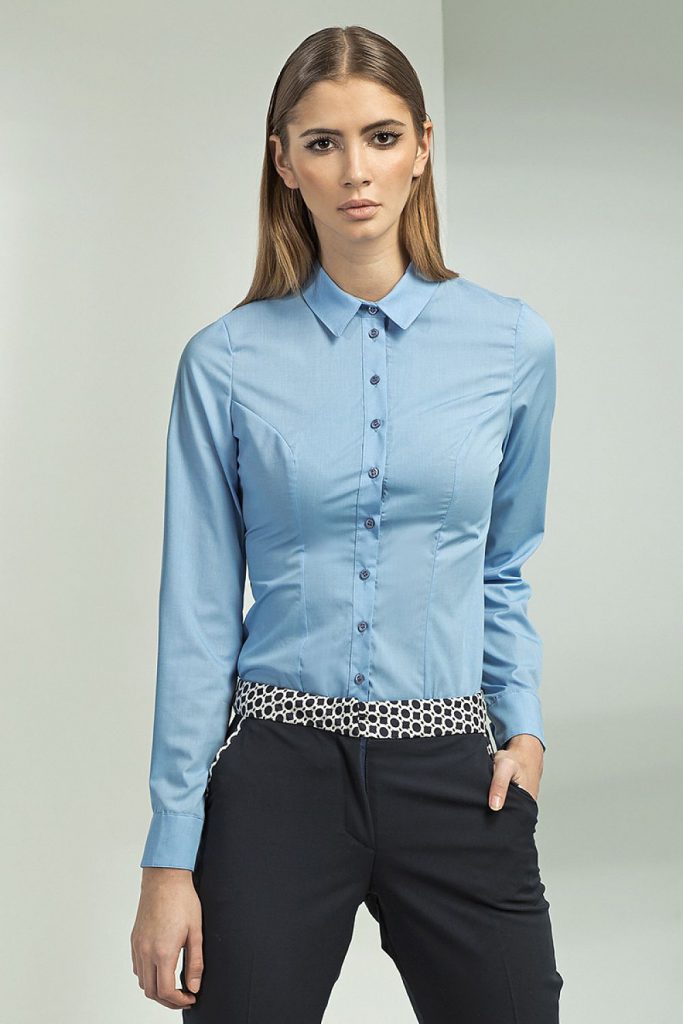 Голубая рубашка и черные женские брюки