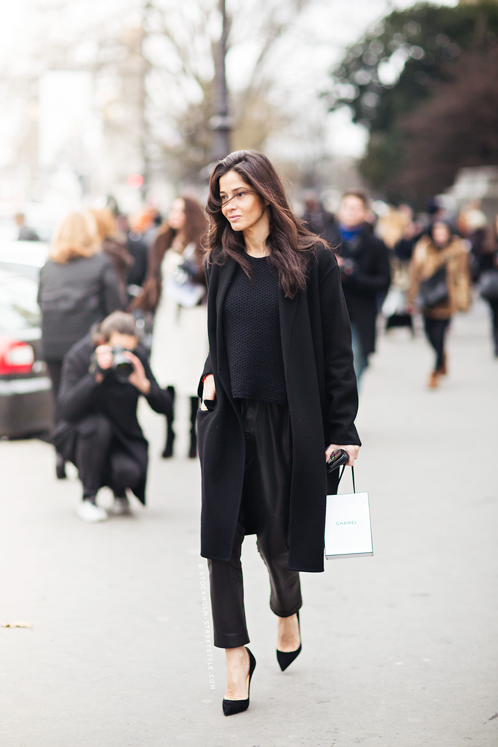Черные пальто, которые всегда будут в моде: какое купить и с чем носить