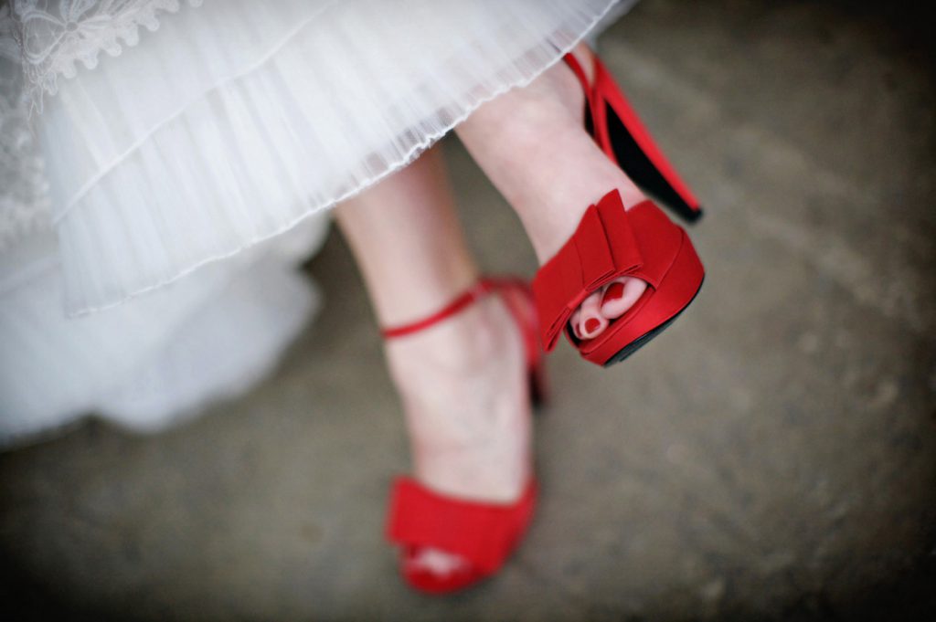 Красные свадебные туфли с белым платьем