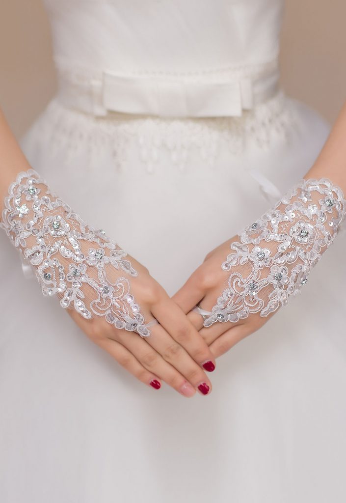 Короткие белые свадебные кружевные перчатки без пальцев со стразами