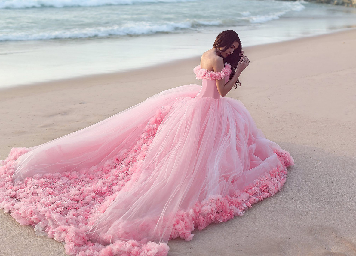 Девушка в цветном свадебном платье