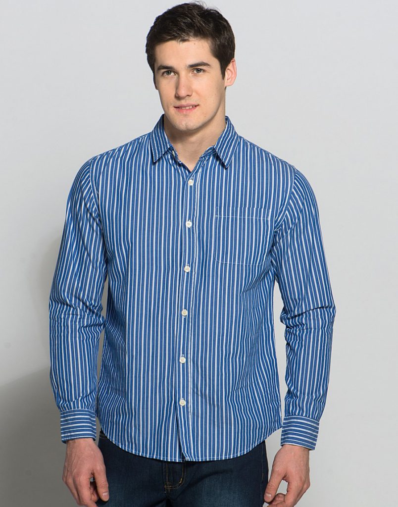 Мужская сине-белая рубашка в полоску с джинсами
