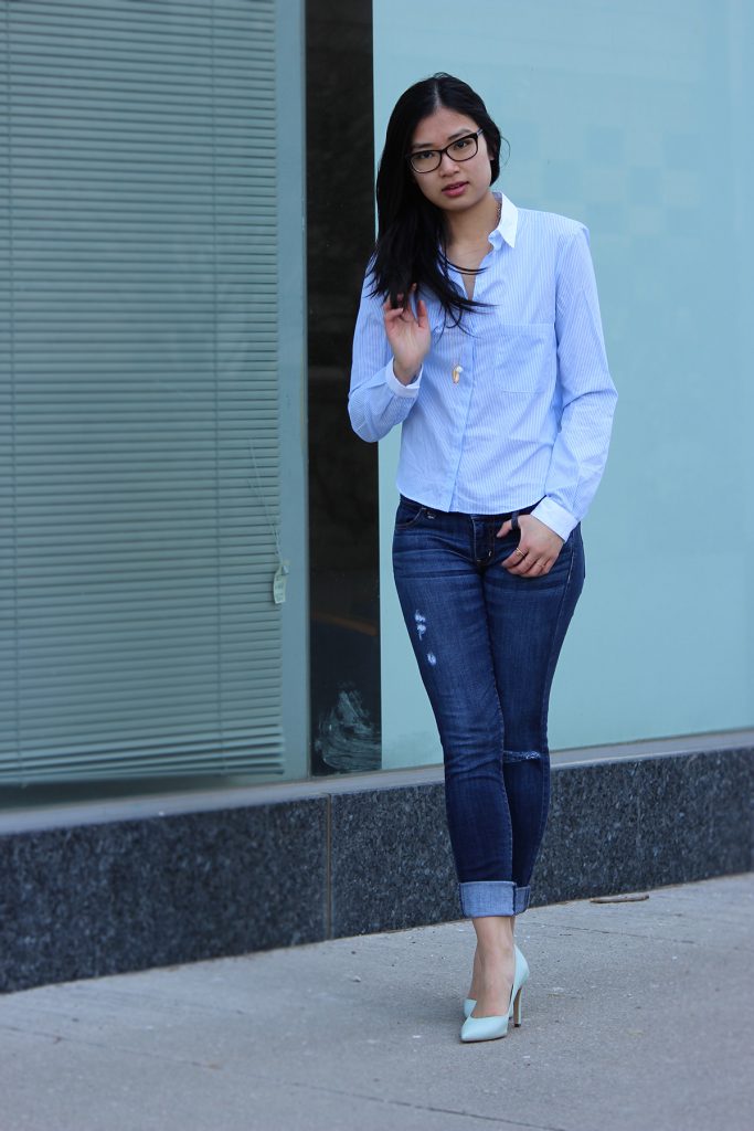 Голубая женская рубашка в полоску с джинсами