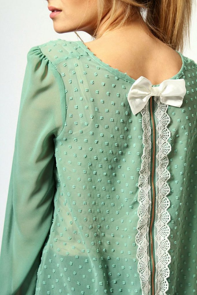 Украшение зеленой блузки