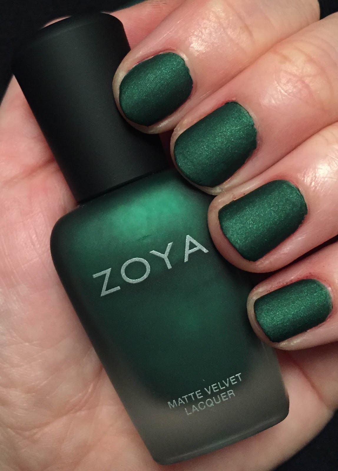 Зеленый матовый маникюр. Лак зелёный матовый-3306. Zoya Green Nail. Zoya лак зеленый. Зеленые матовые ногти.