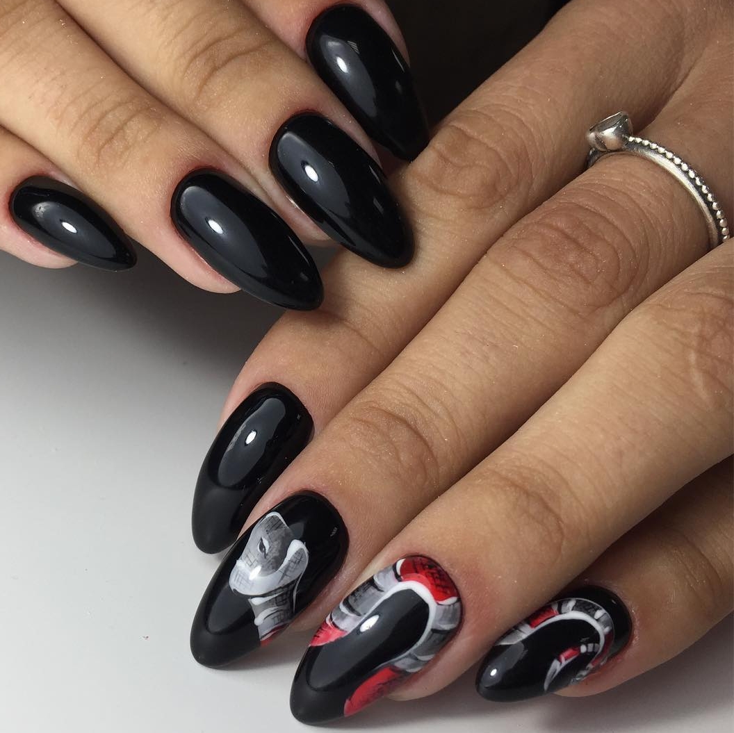 Черные ногти со. Черные ногти. Ногти темные. Чёрные ногти со змеей. Дизайн ногтей чёрный.