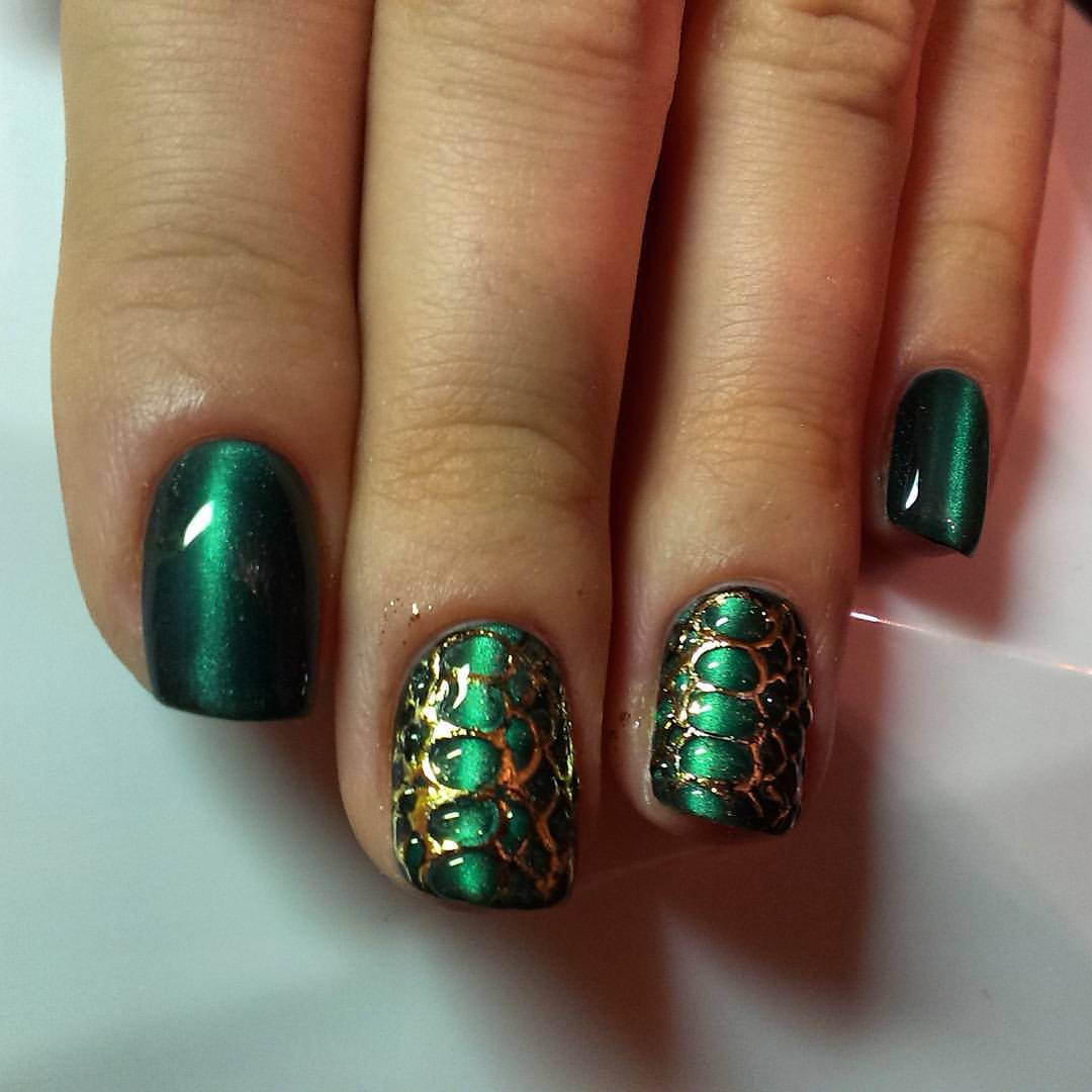 Зелено золотые ногти