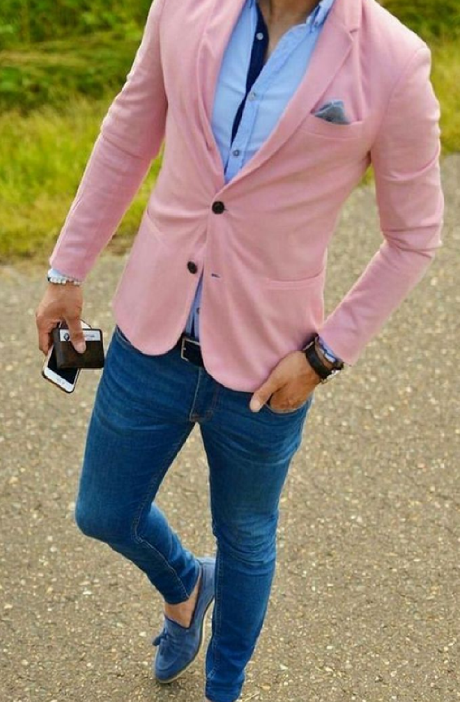 Голубые джинсы и розовый пиджак