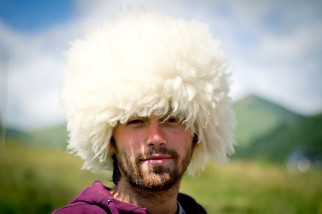 Среднего роста в татарской бараньей шапке