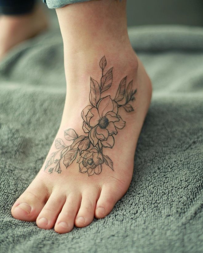 Татуировки на ножках девчонки