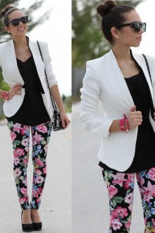 Цветочные брюки с белым пиджаком