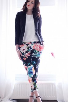 Цветочные брюки с белой блузкой и черным пиджаком