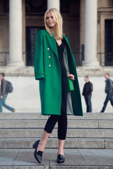 Длинное зеленое пальто с черными туфлями