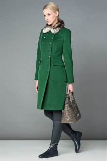 Зеленое пальто с черными высокими сапогами